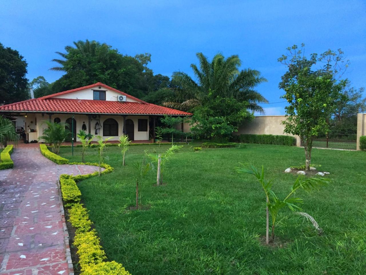 Los Jazmines Hotel Resort Warnes المظهر الخارجي الصورة