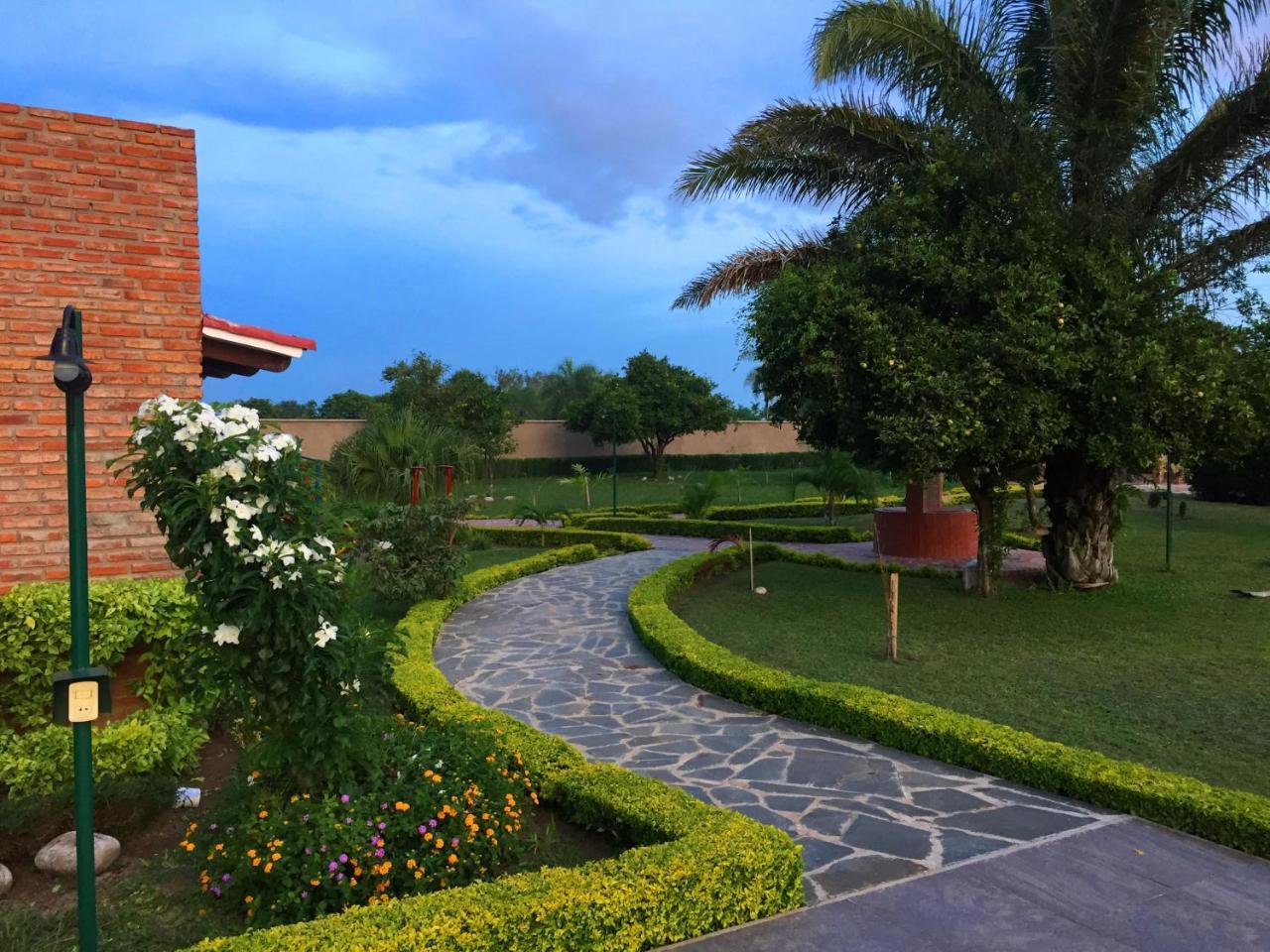 Los Jazmines Hotel Resort Warnes المظهر الخارجي الصورة
